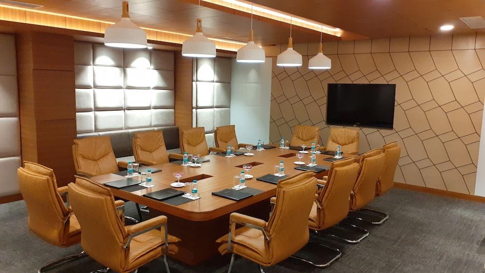 Ramada By Wyndham Jalandhar City Center Exterior photo