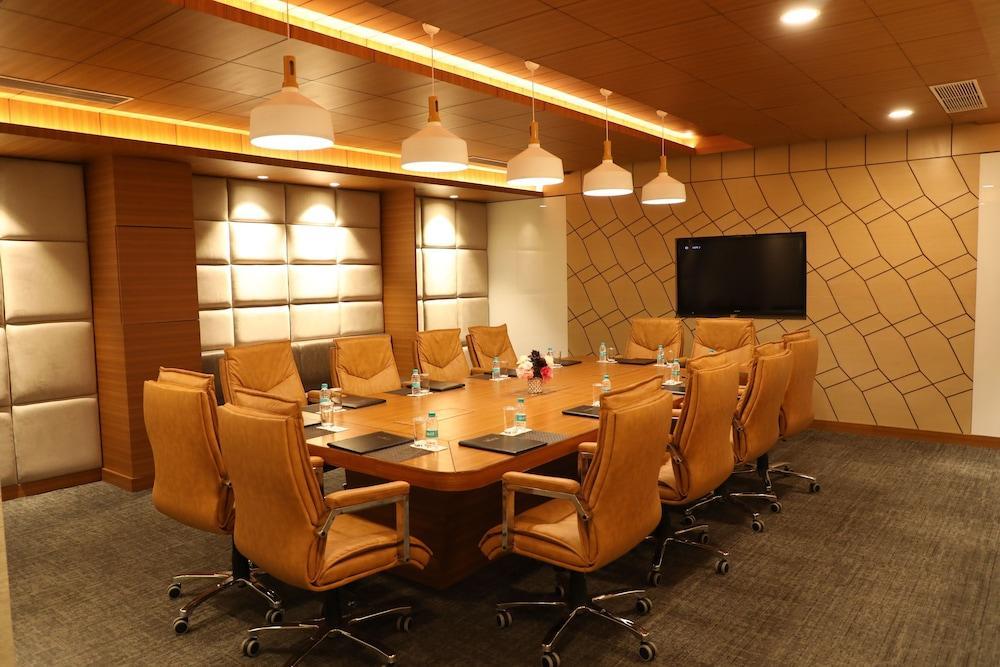 Ramada By Wyndham Jalandhar City Center Exterior photo